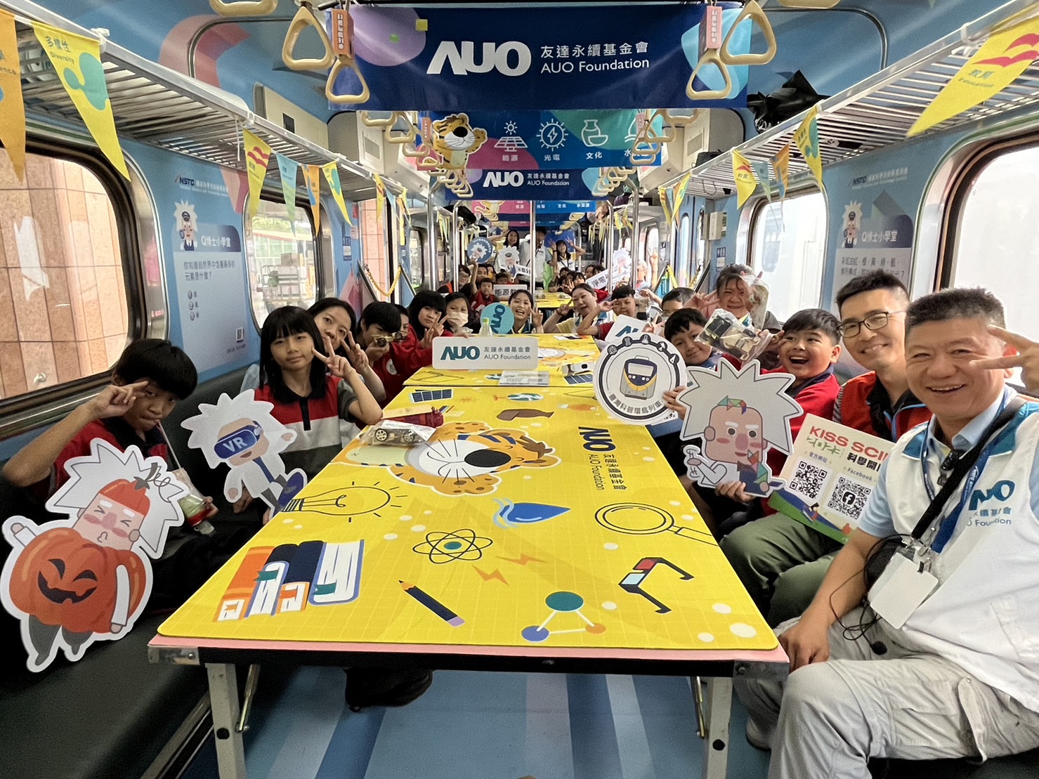 友達永續基金會參與「臺灣科普環島列車」，設計基礎科學車廂課程，以「淨零碳排和永續能源」為主題，讓學生透過創意實驗認識淨零知識，以及思考生活中的減碳行為