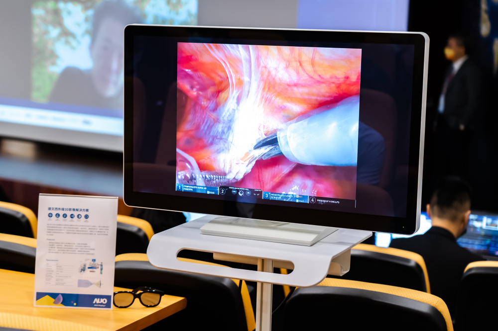 達擎於「國際大腸直腸外科論壇」中，成功導入達文西外接3D影像解決方案。透過達擎即時影像處理技術轉換為成1080p的高解析度畫質，將3D擬真畫面即時呈現於32吋4K 3D醫療顯示器