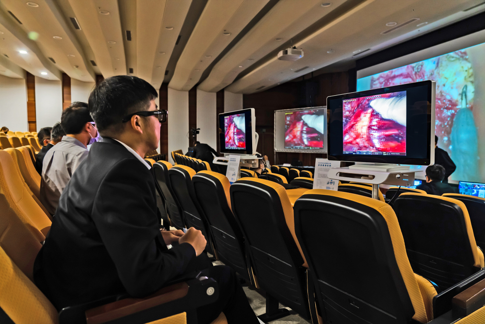 達擎之「達文西外接3D影像解決方案」，將達文西手術機器手臂的3D影像即時連線轉播，在會議室觀摩的醫師們只要戴上偏光眼鏡，就能與執刀醫師看到同步的3D立體影像，如臨操作台現場，縮短達文西手術的學習曲線