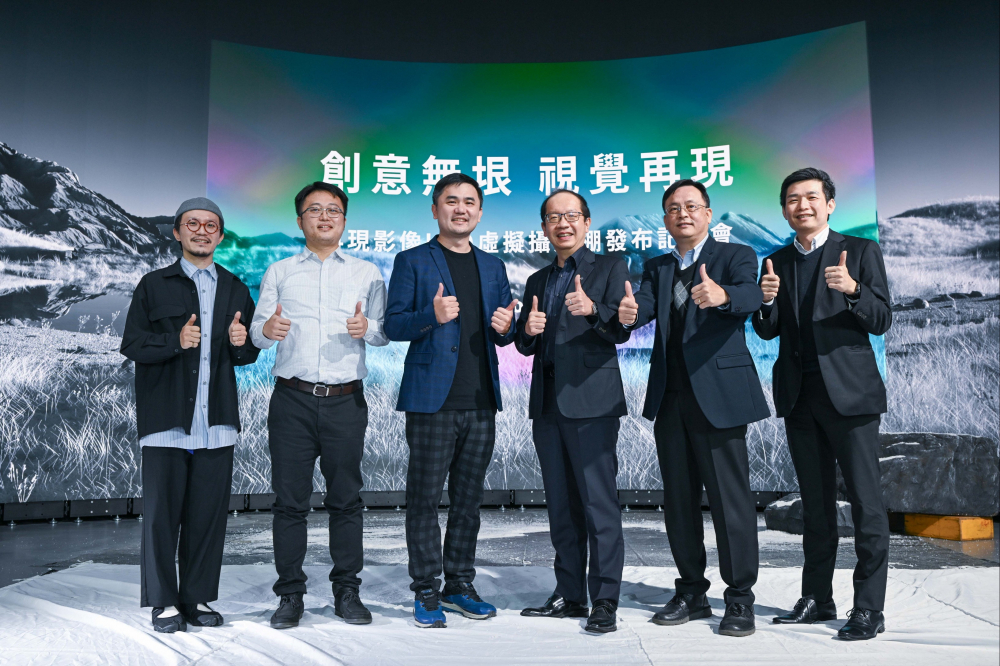 友達光電與再現影像攜手，於中影製片廠建置全台首座提供嶄新一站式整合服務的LED虛擬製作攝影棚（圖左至右：再現影像視覺總監郭憲聰、再現影像營運總監黃棨雋、再現影像藝術總監與導演紀柏舟、友達光電技術長廖唯倫、友達光電系統設計製造服務事業總部副總經理曾天龍、友達光電系統產品事業資深處長蘇聖倫）