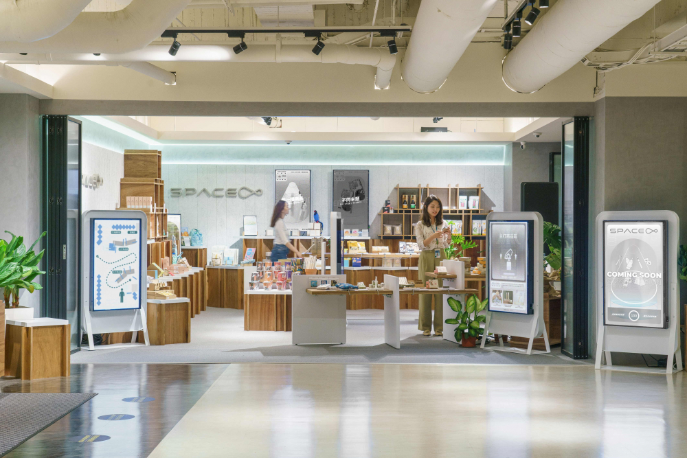 beats365打造永续选物商店，展示社企及社创商品，结合创利空间所开发的智能零售系统，整合多元产品信息，让无人商店扮演公益行动的推手