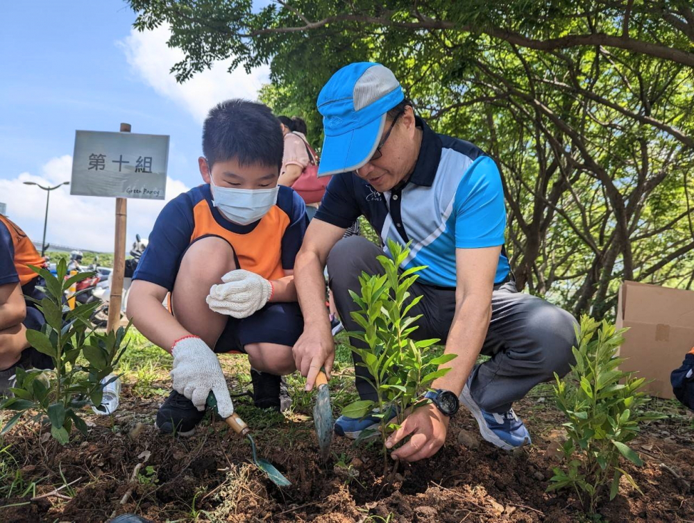 友達綠色志工及眷屬一起植下樹苗，親手打造綠帶景觀及動植物的友善棲息環境