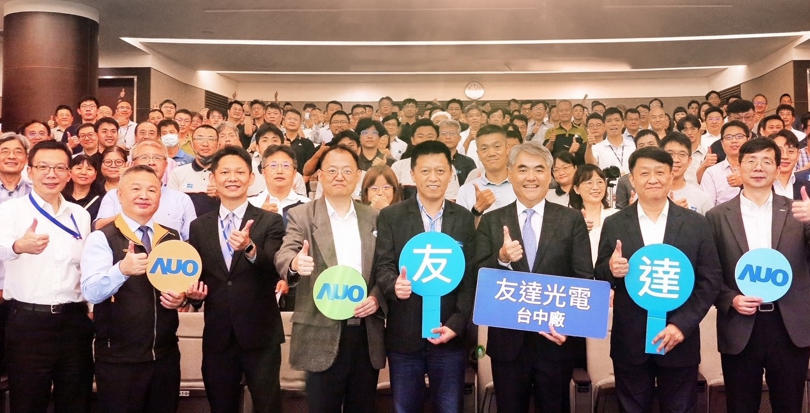友達以太陽能解決方案領航者，跨足建築領域，4日在台中廠區舉辦「光電建築一體化研討會」，邀請產業先驅共同推動綠化，打造新一代智慧綠建築。