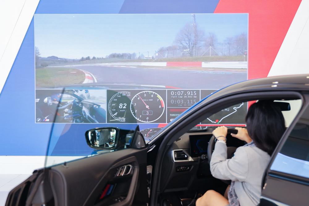 顧客按下虛擬Engine Start按鈕，啟動預選車款的引擎聲浪，螢幕同時呈現德國紐柏林賽道的試駕畫面，坐進車內一秒化身駕駛員馳騁奔騰