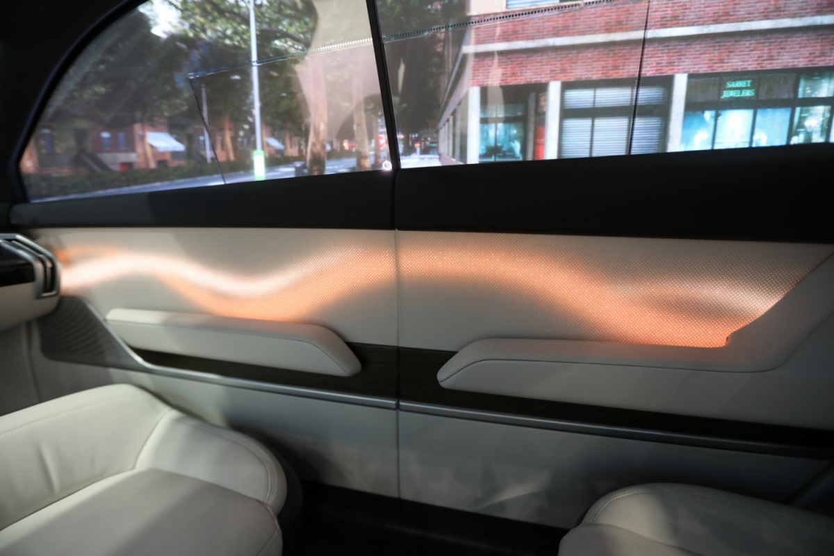 The Dynamic Smart Door Trim emphasizes the vehicle&rsquo;s aesthetics. The Dynamic Smart Door Trim simplifies and improves architectural solutions for both interior and exterior applications through temperature compensation and color calibration.