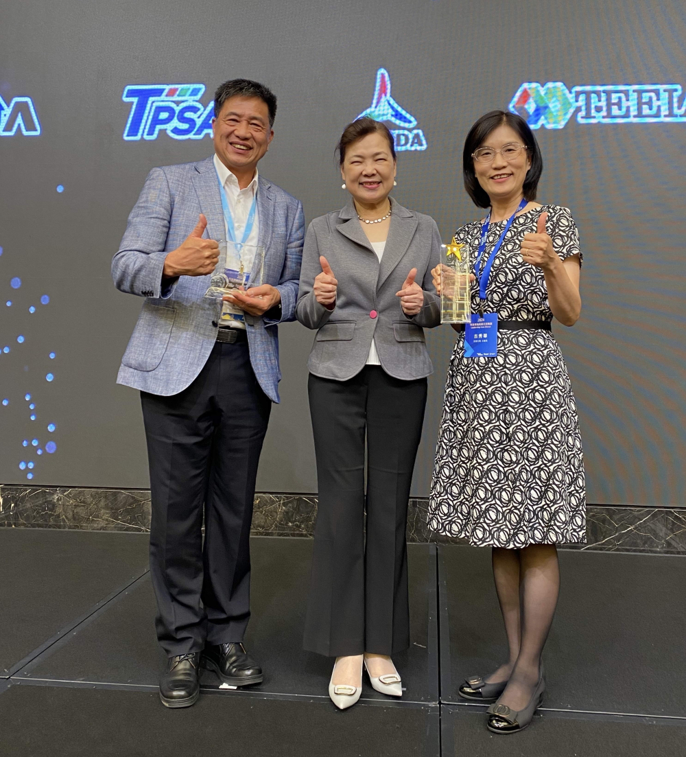 友達致力推動永續發展，於Touch Taiwan2024以3R策略貫穿Display、ESG展位實現綠色展覽目標之成果，Display展位獲綠色裝潢設計鑽質獎最高榮譽，ESG同獲金質獎殊榮。由經濟部長王美花（中）親自頒予友達光電董事長彭双浪（左）、友達光電永續長古秀華（右）
