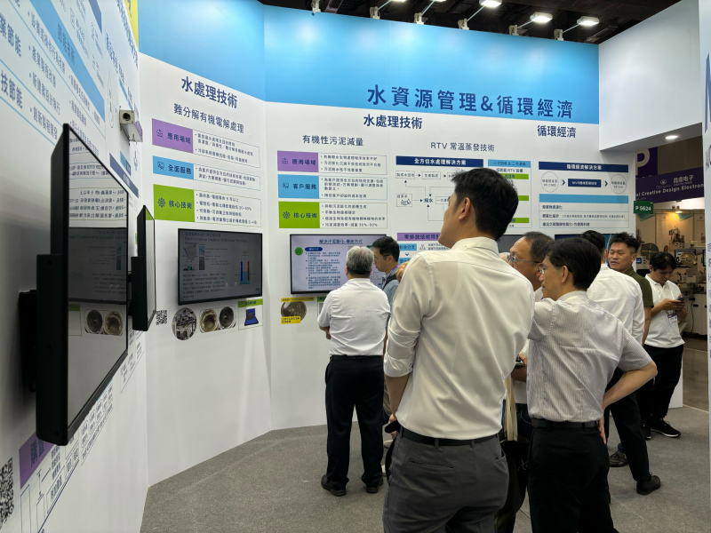 友達以深厚的智慧製造經驗發展永續戰略，積極延伸價值鏈，轉化成可供外界使用的綠色智慧服務，進軍SEMICON Taiwan 2024，提供半導體產業鏈打造AI世代的永續即戰力。