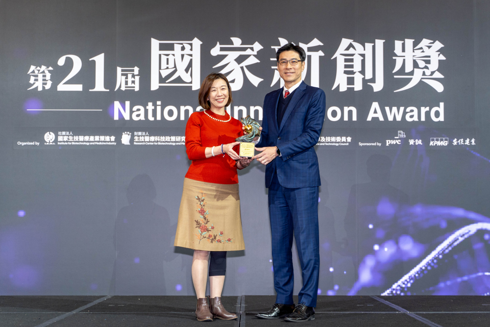 友達旗下子公司友達耘康與達擎分別以「中醫數位化檢測解決方案」及「寬視角3D醫療顯示器」獲得第二十一屆國家新創獎「智慧醫療與健康科技」類別的「企業新創獎」與「國家新創精進獎」兩項殊榮。圖左為衛生福利部政務次長林靜儀、圖右為友達光電智慧醫療事業群總經理廖世宏