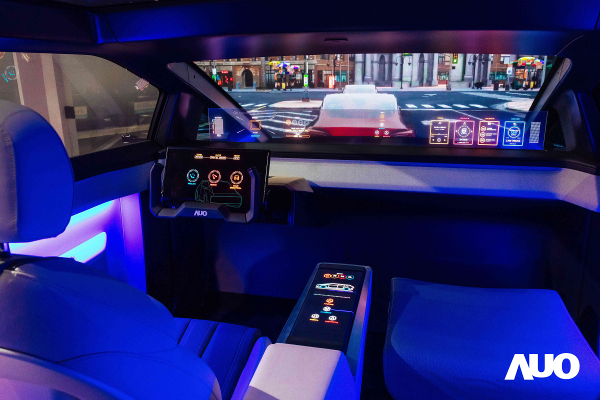 友達新一代智慧座艙Smart Cockpit 2025的Micro LED創新顯示應用中，47.5吋無界透明顯示介面與14.3吋多變形態中控顯示，兩項產品獲得2025智慧顯示應用大賞的智慧移動獎，提供全新的人機互動體驗